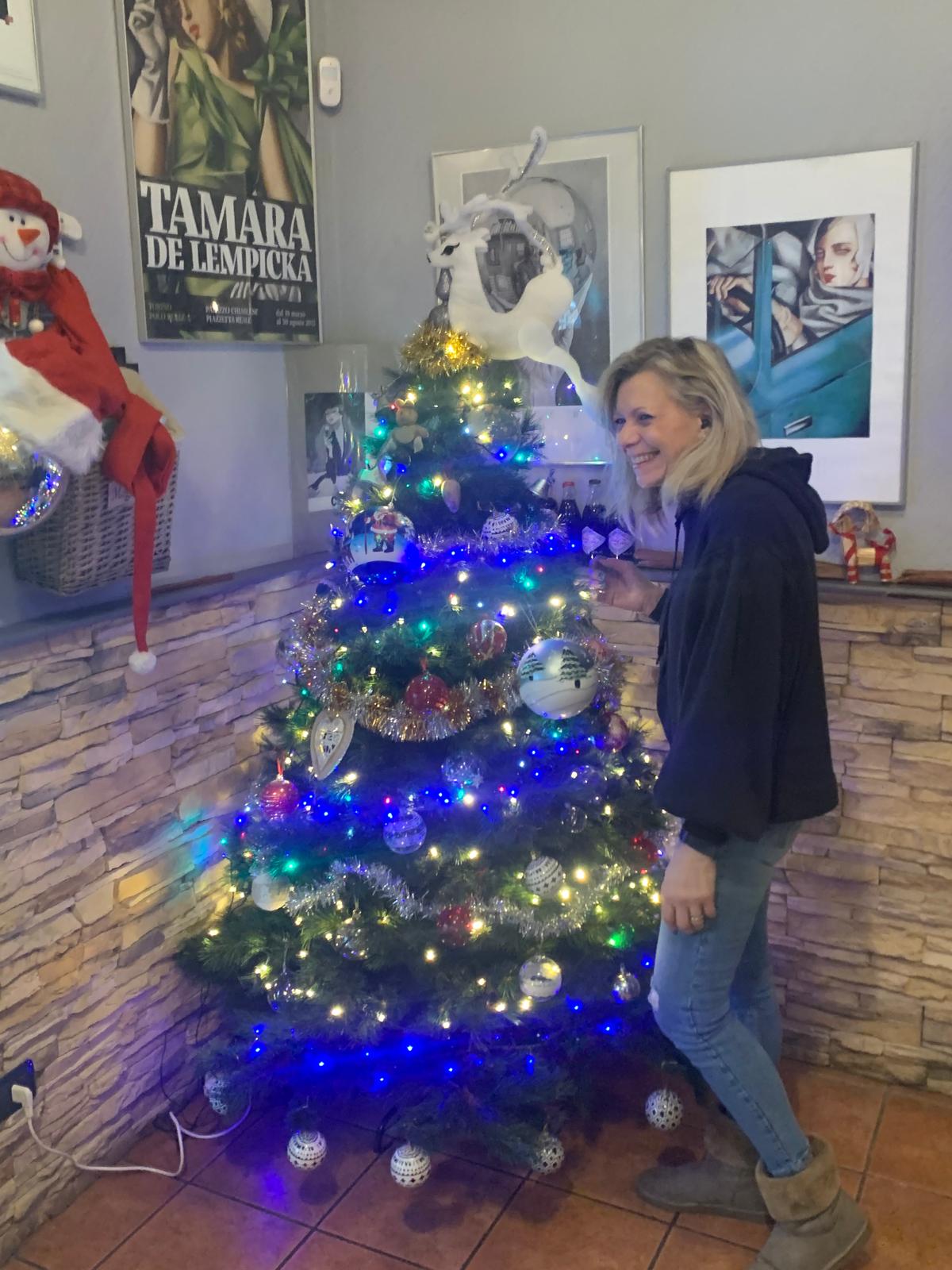 Sonia al bancone con il suo cagnolino